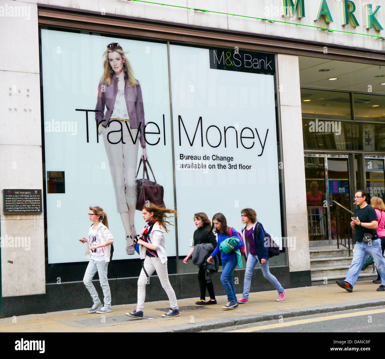Marks & Spencer " Travel soldi' annuncio in una vetrina di un negozio, York, Inghilterra Foto Stock