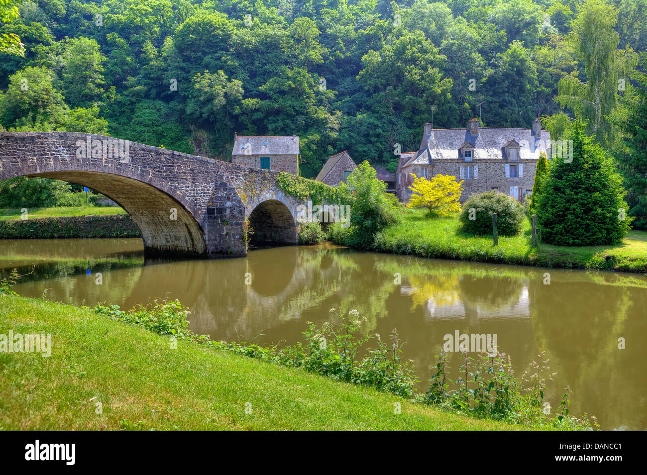 Vecchio ponte di Lehon, Bretagna Francia Foto Stock