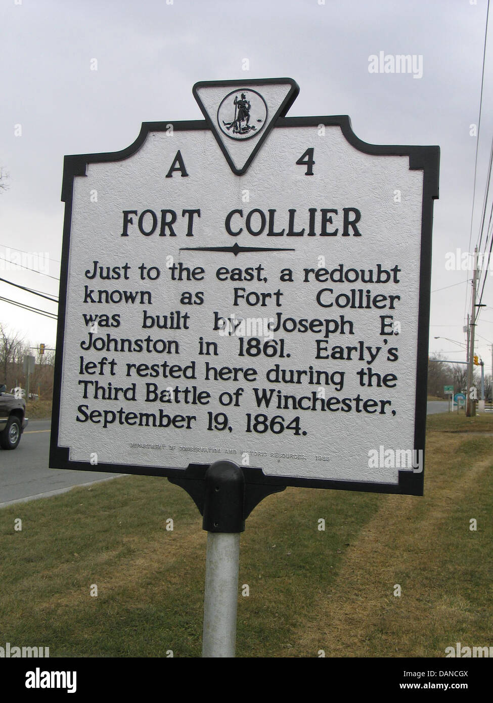 FORT COLLIER appena ad est, un redoubt noto come Fort Collier è stato costruito da Joseph E. Johnston nel 1861. Inizio della sinistra appoggiato qui durante la terza battaglia di Winchester, 19 settembre 1864. Dipartimento di Conservazione delle risorse storiche, 1988 Foto Stock