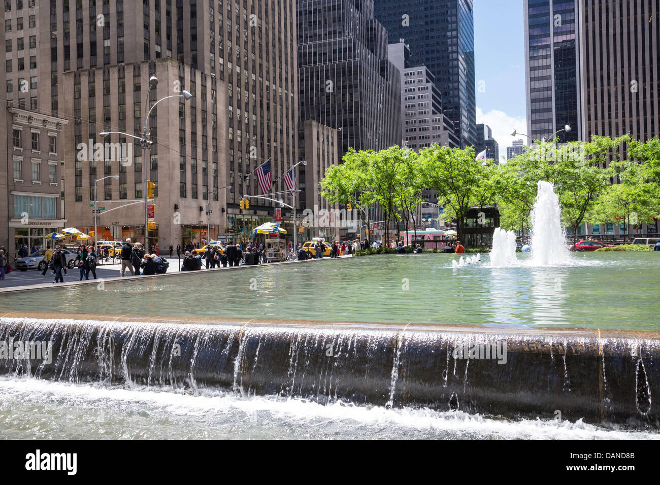 La fontana e la piscina e il Cubo curvo, da scultore americano William Crovello, al di fuori del Time & Life Building di New York City Foto Stock
