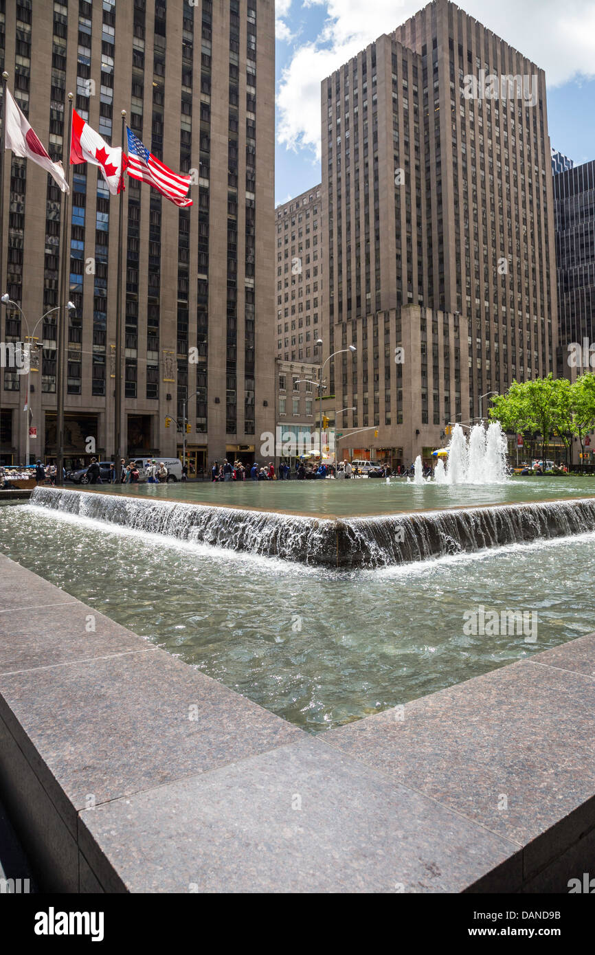 Fontana e piscina, al di fuori del Time & Life Building di New York City Foto Stock