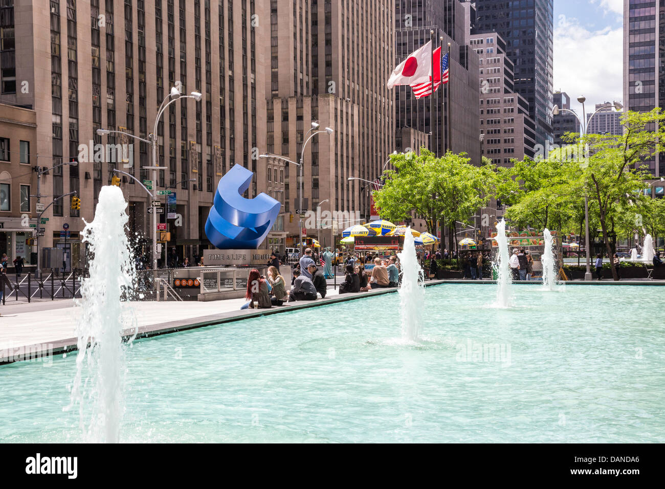 La fontana e la piscina e il Cubo curvo, da scultore americano William Crovello, al di fuori del Time & Life Building di New York City Foto Stock