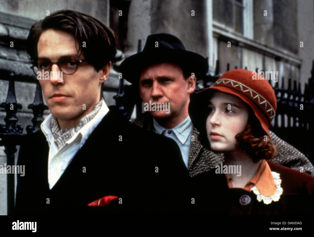 UNA GRANDE AVVENTURA (1995) NEWL 006 HUGH GRANT; PETER FIRTH, GEORGINA, CATES; MIKE NEWELL (DIR) MOVIESTORE COLLECTION LTD Foto Stock