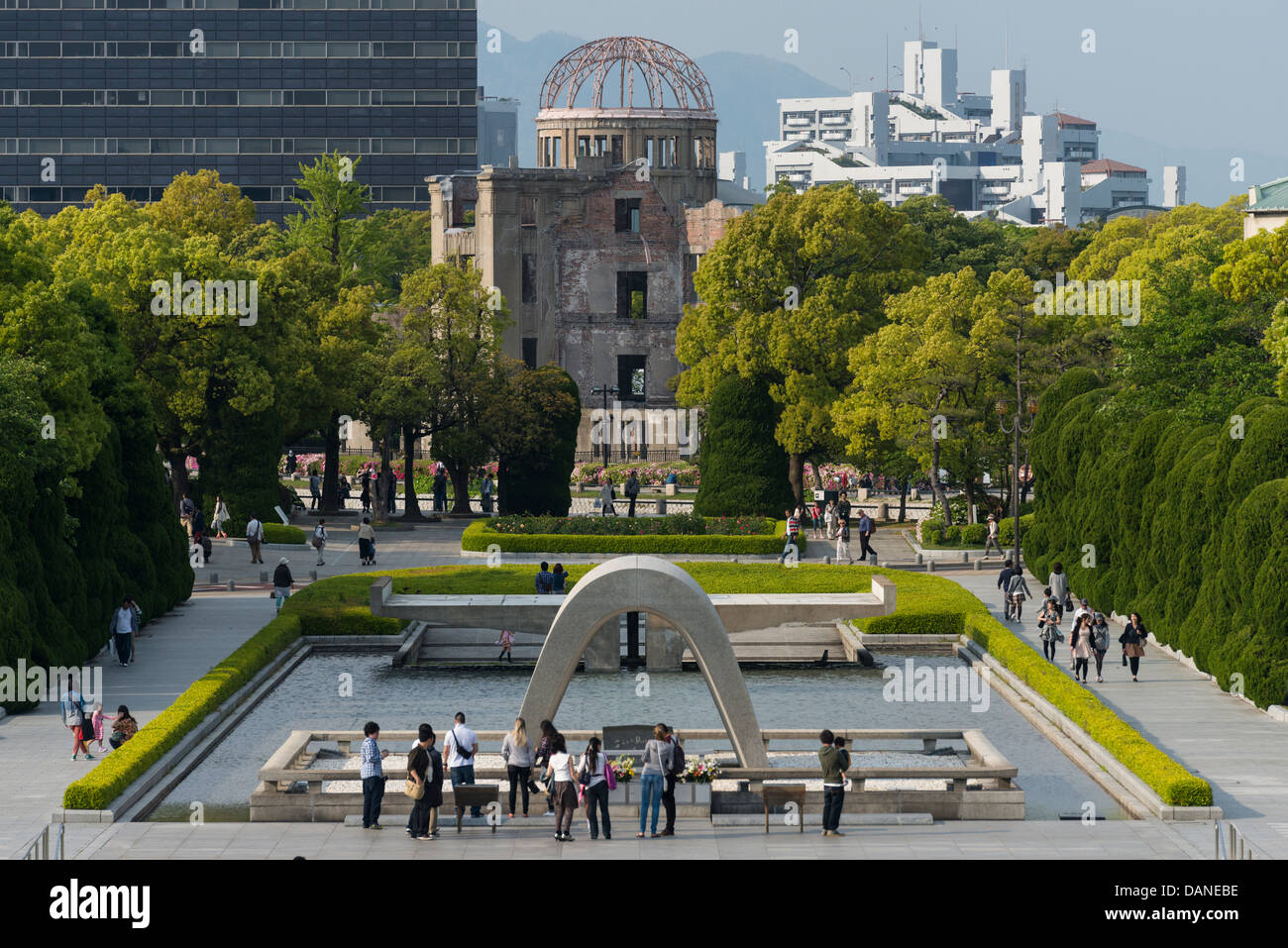 Il cenotafio e una bomba a cupola in Hiroshima Peace Memorial Park, Giappone Foto Stock