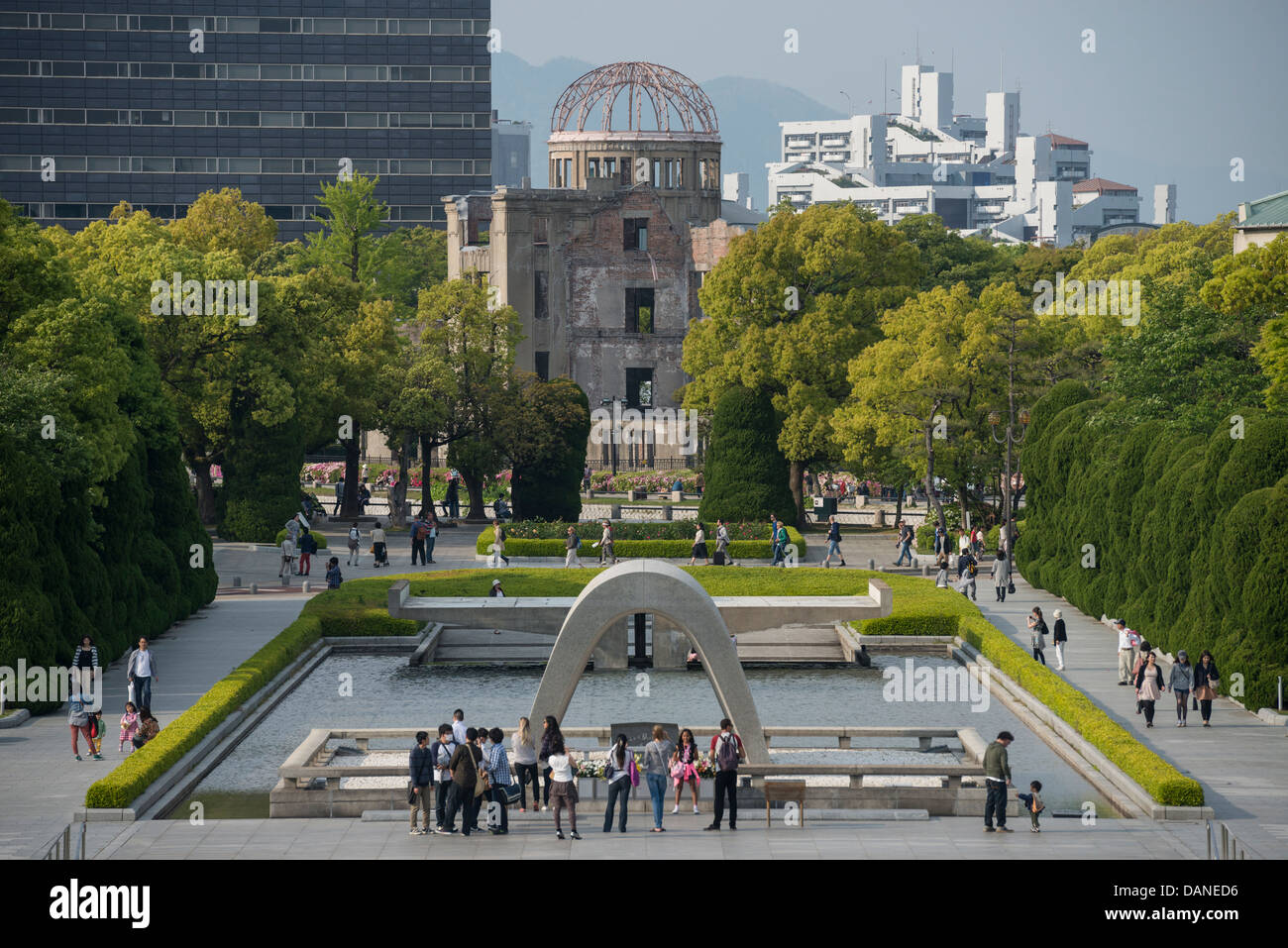 Il cenotafio e una bomba a cupola in Hiroshima Peace Memorial Park, Giappone Foto Stock