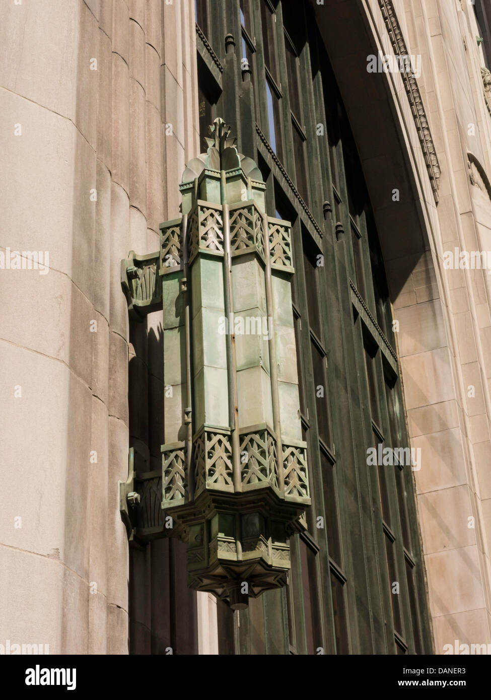 Dettaglio della lampada sulla facciata della metropolitana di North Building,11 Madison Avenue e East 24th Street, New York, Stati Uniti d'America Foto Stock