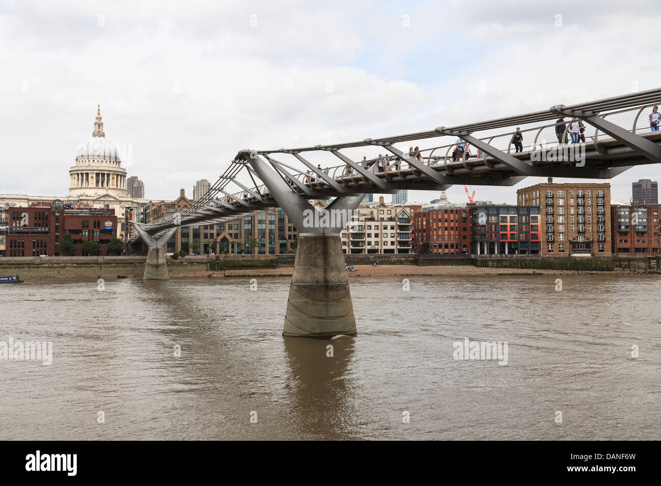 Il Millennium Bridge, ufficialmente conosciuta come la London Millennium Footbridge, la Cattedrale di St Paul, Londra, Regno Unito Foto Stock