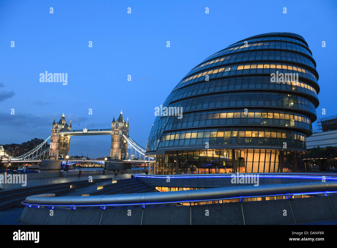 Il convogliatore, il Municipio e il Tower Bridge di Londra, Regno Unito Foto Stock