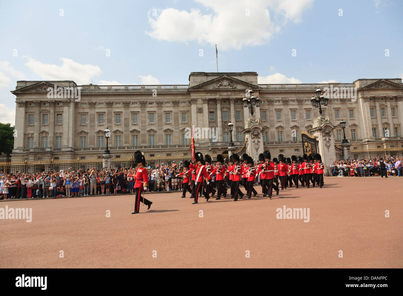 Cambio della Guardia, Buckingham Palace, London, Regno Unito Foto Stock