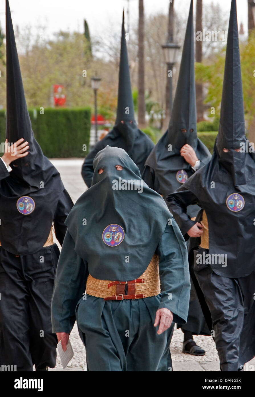 Semana Santa (settimana santa) penitenti (nazerenos) indossa le vesti e le cappe a Siviglia in Spagna. Foto Stock