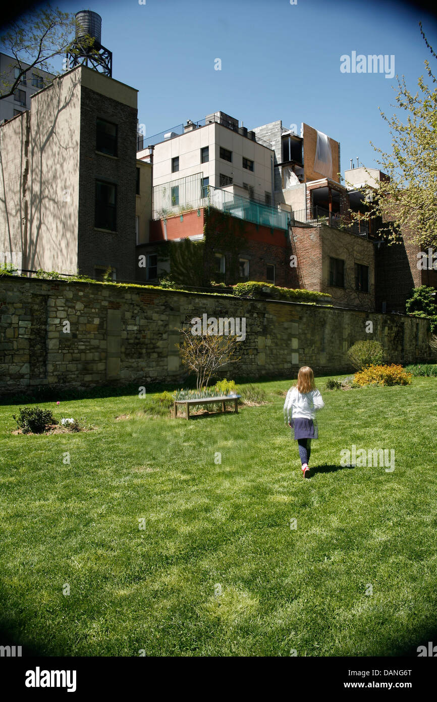 Lo spazio verde di New York East Village w/ alcune abitazioni in background Foto Stock