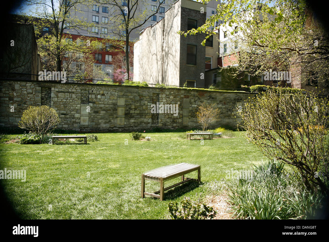 Lo spazio verde e abitazioni a new york, in zona East Village Foto Stock