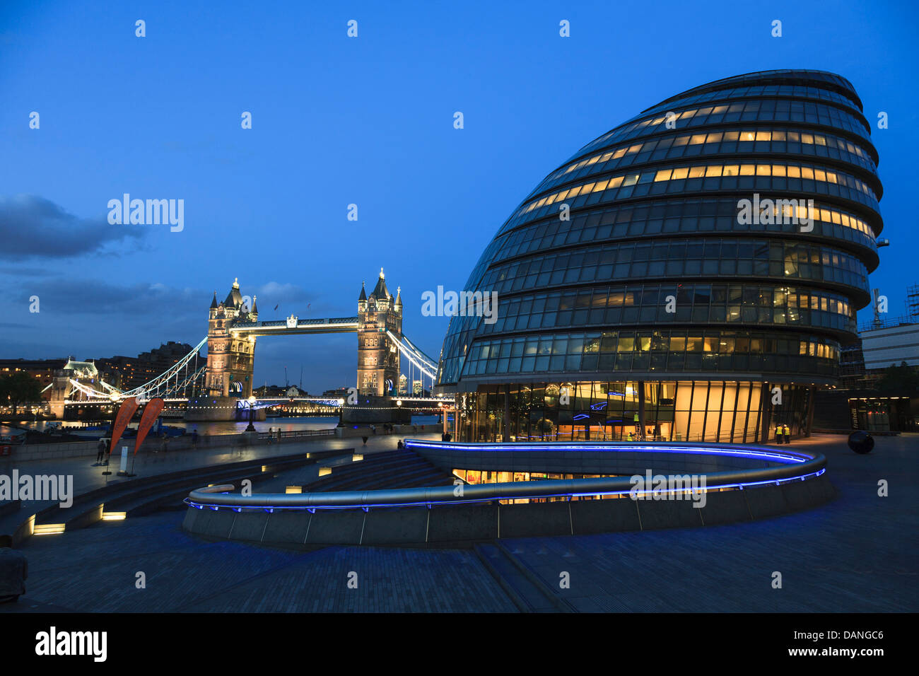 Il convogliatore, il Municipio e il Tower Bridge di Londra, Regno Unito Foto Stock