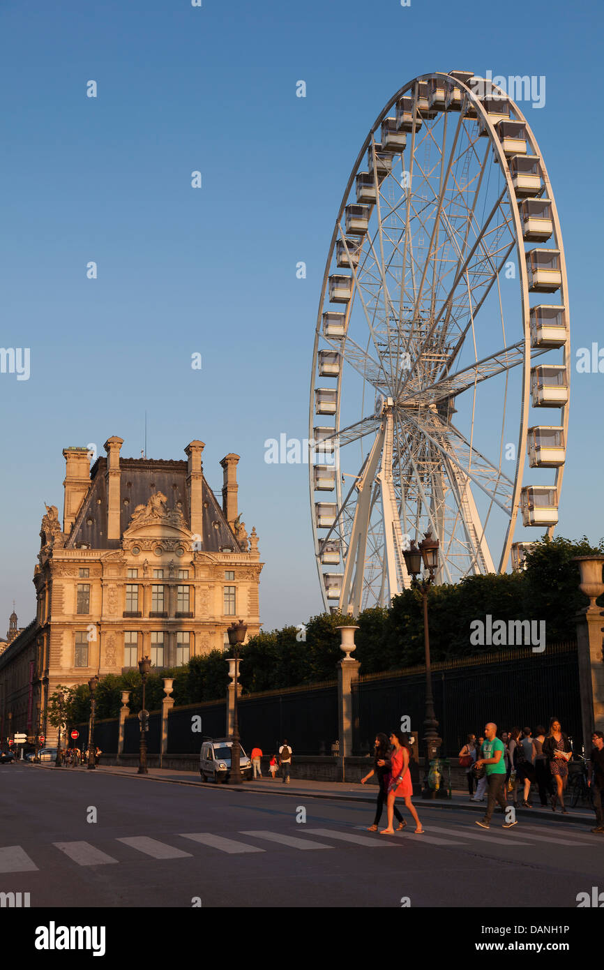 Giostra e il museo del Louvre, Parigi, Ile de France, Francia Foto Stock