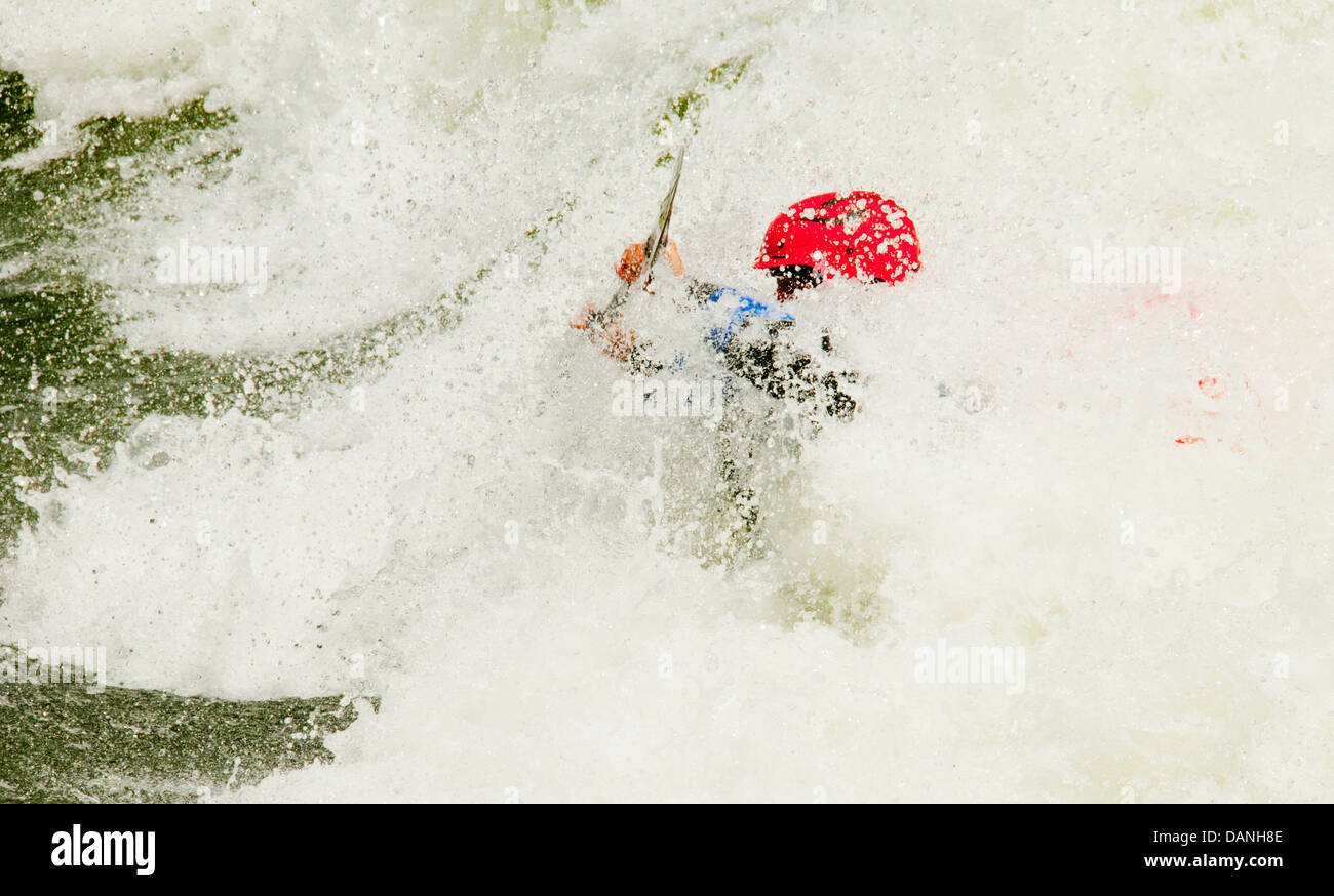 Kayaker di Freestyle kayak attraverso una potente ondata di rapide sul fiume Payette, Cascata, Idaho Foto Stock