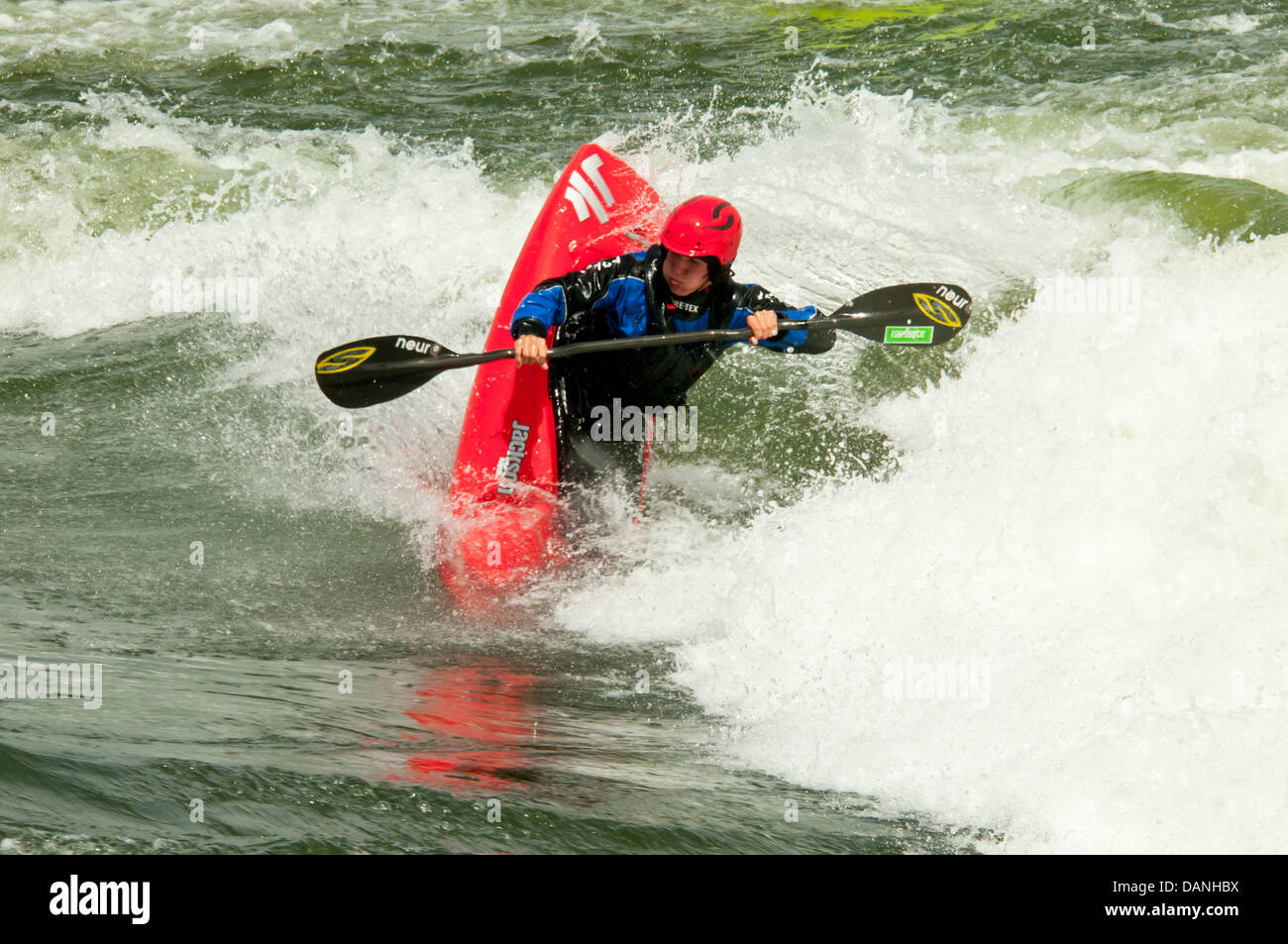Kayaker di Freestyle kayak attraverso una potente ondata di rapide sul fiume Payette, Cascata, Idaho Foto Stock