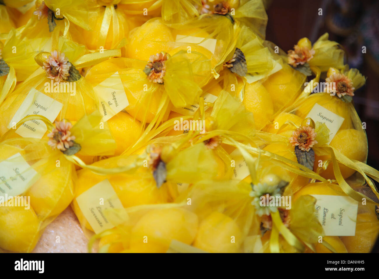 Limone sapone per la vendita in un negozio locale di Sorrento, Italia. Foto Stock