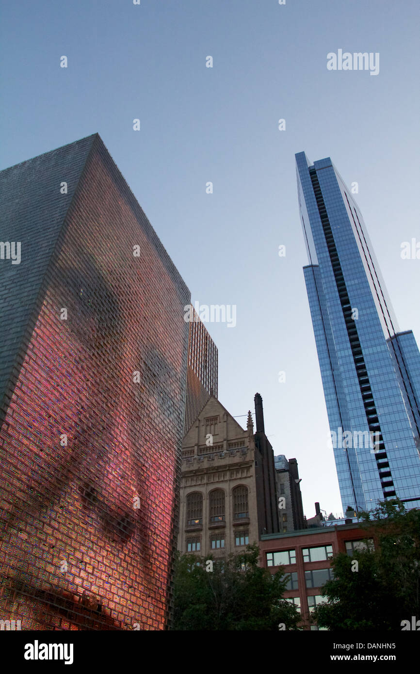 Guardando il Cielo la fontana e la torre di Legacy, serata. Chicago, Illinois. Progettato da Jaume da Plensa a. Foto Stock