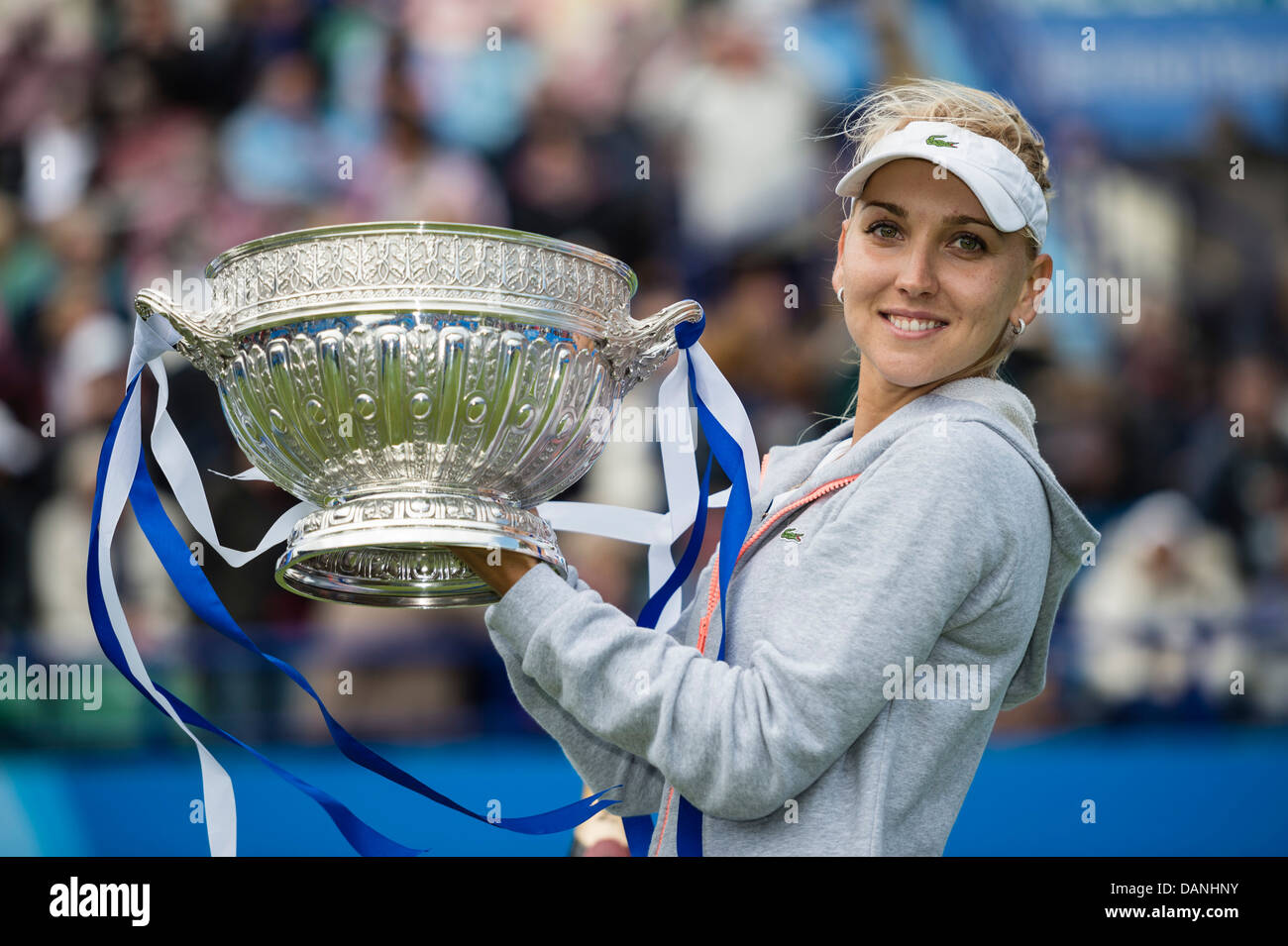 Vesnina della Russia con Aegon donne singoli del vincitore del trofeo. Foto Stock