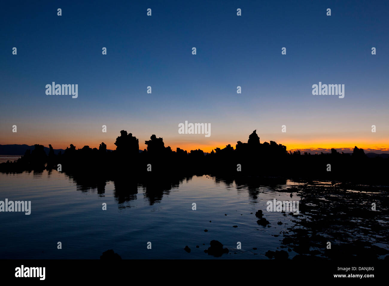 Sunrise a sud di tufo, Mono Lake, California, Stati Uniti d'America Foto Stock