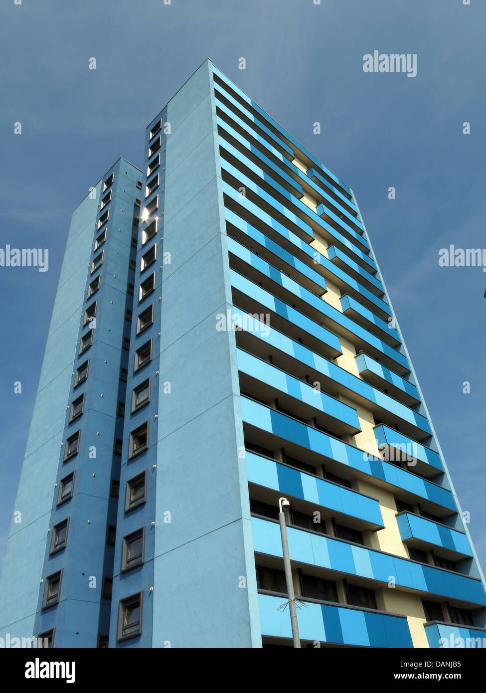 Grandi città residenziale di blocchi a torre West Midlands vicino a Wolverhampton Regno Unito Inghilterra - dipinto di blu e Teal Foto Stock
