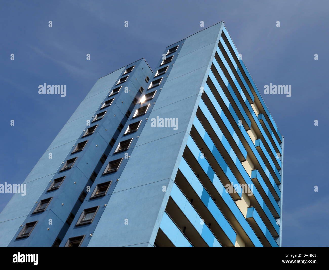 Grandi città residenziale di blocchi a torre West Midlands vicino a Wolverhampton Regno Unito Inghilterra - dipinto di blu e Teal Foto Stock