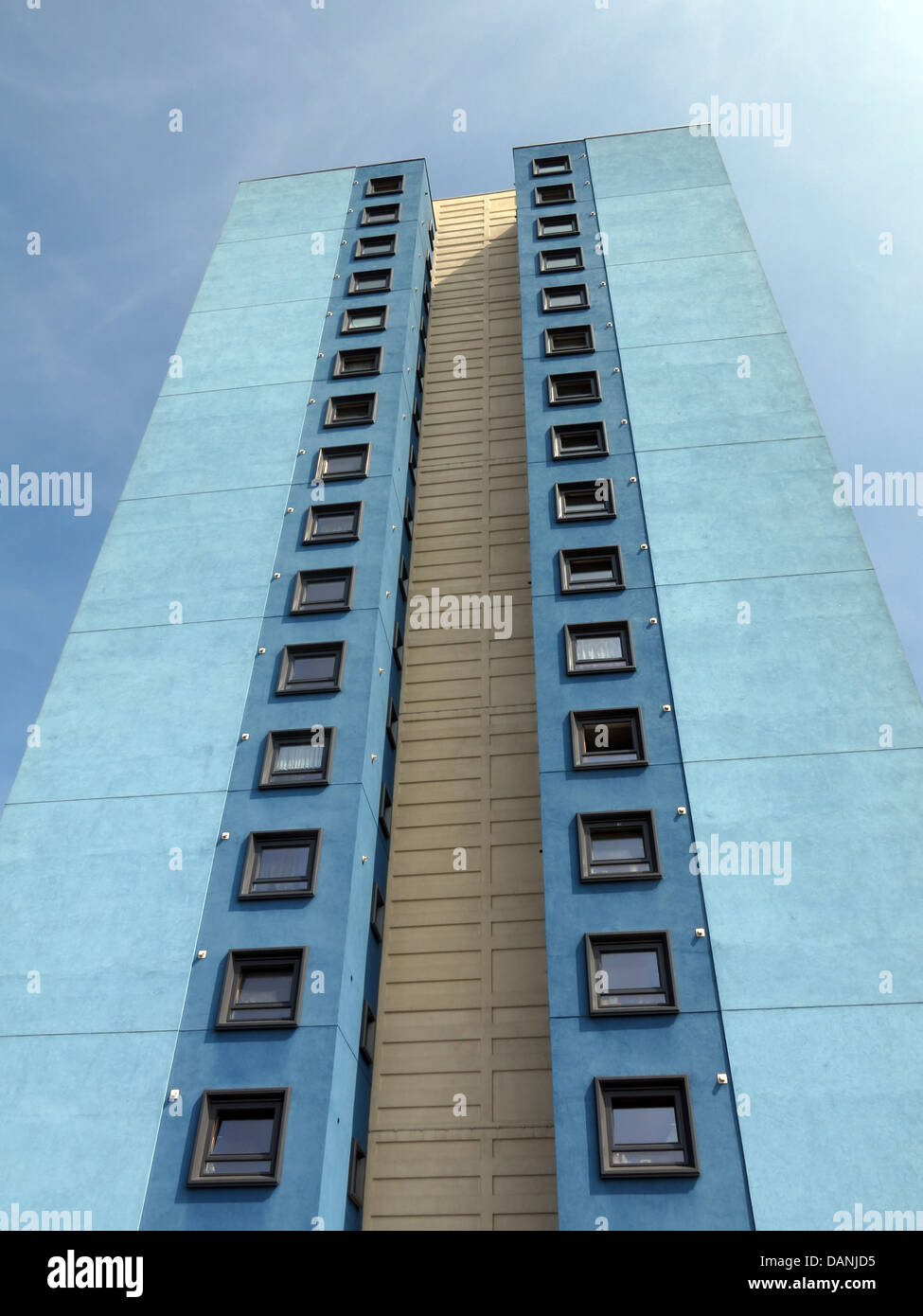 Grandi città residenziale di blocchi a torre West Midlands vicino a Wolverhampton Regno Unito Inghilterra - dipinto di blu e Teal Foto Stock