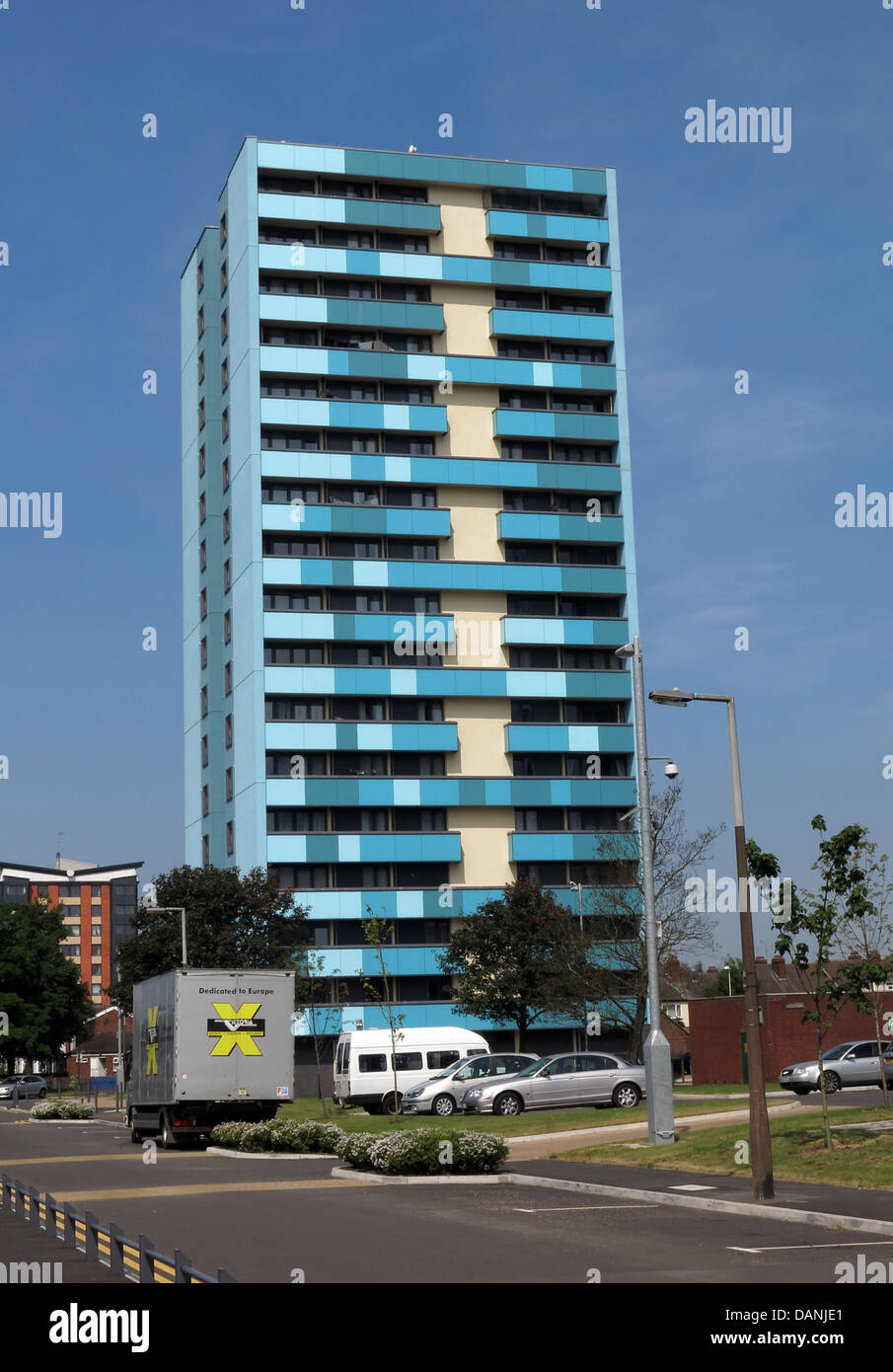 Grandi città residenziale di blocchi a torre West Midlands vicino a Wolverhampton Regno Unito Inghilterra - dipinto di blu e Teal Foto Stock