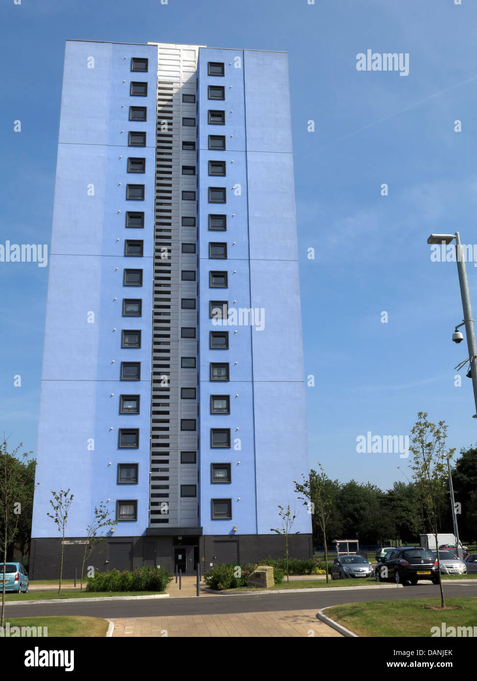 Grandi città residenziale di blocchi a torre West Midlands vicino a Wolverhampton Regno Unito Inghilterra - dipinto di blu e Teal Foto Stock