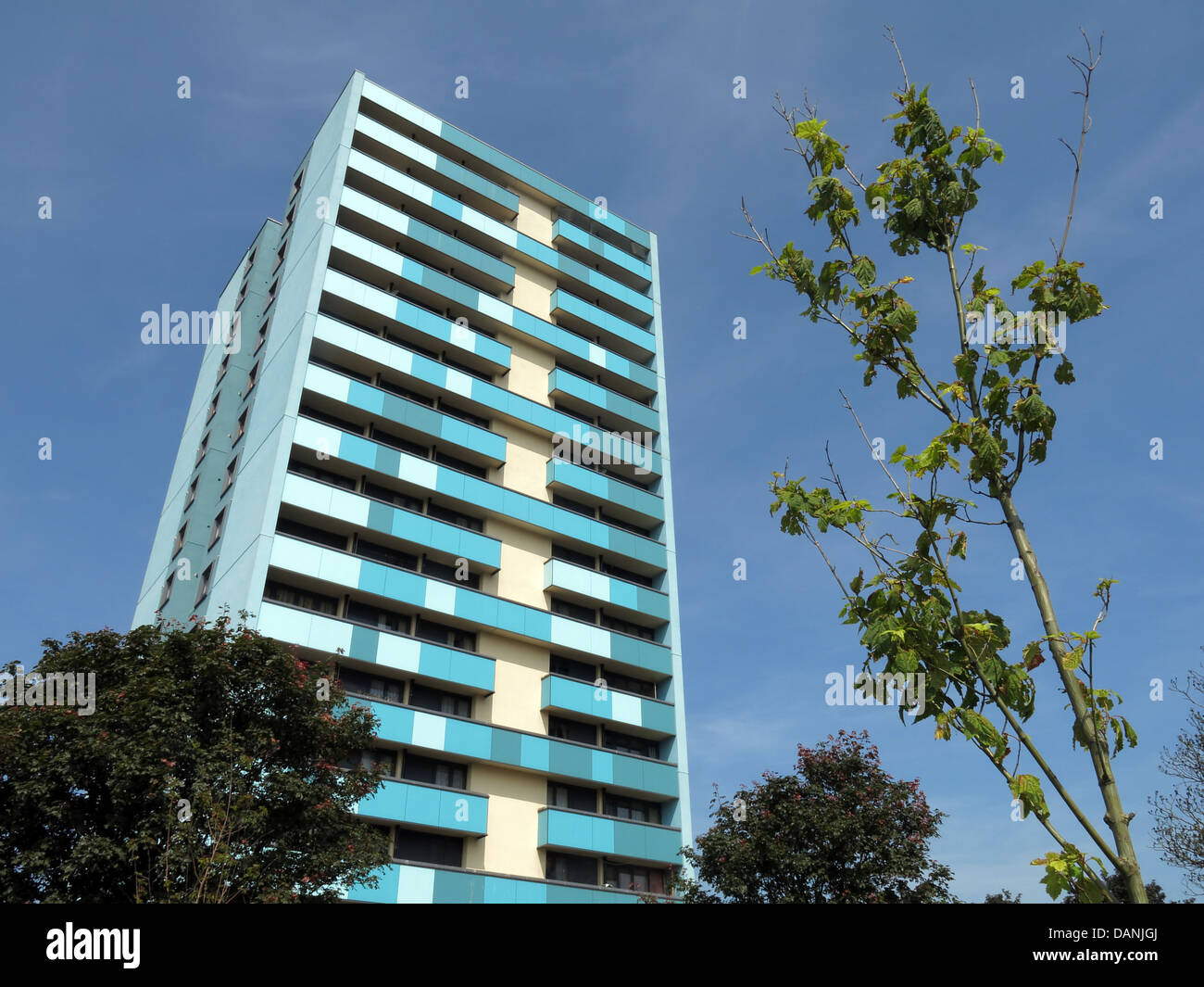Grandi città residenziale di blocchi a torre West Midlands vicino a Wolverhampton Regno Unito Inghilterra - dipinto di blu e Teal Foto Stock