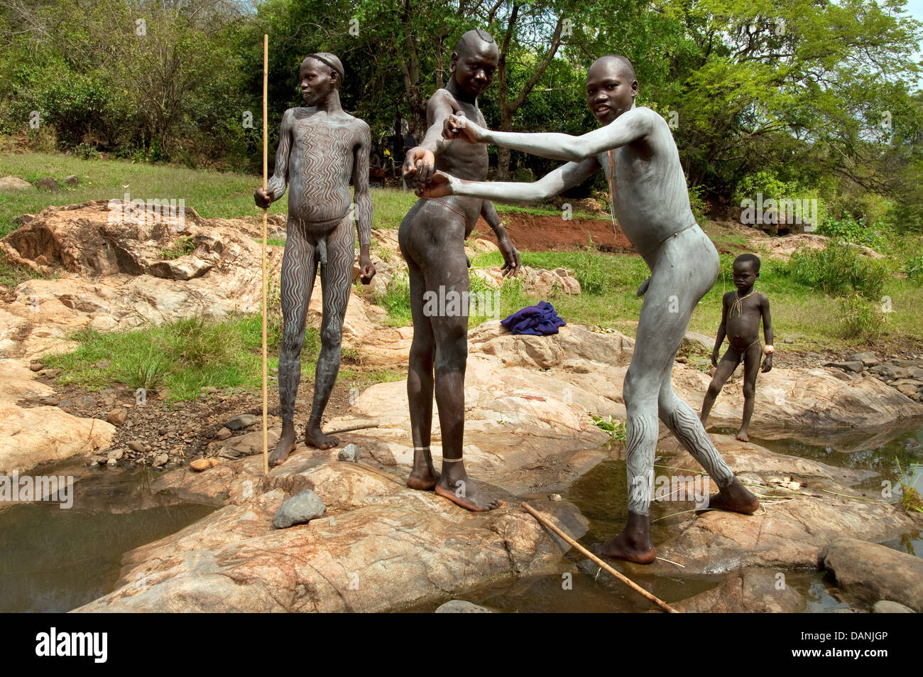 Tre Suri (Surma) nudo giovani uomini di body painting con fango, Etiopia  Foto stock - Alamy