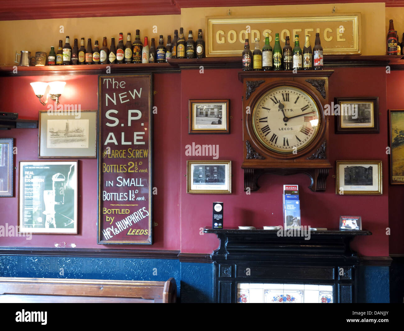 Il West Riding Pub Dewsbury Station , il treno di ale da Stalybridge a Batley Foto Stock
