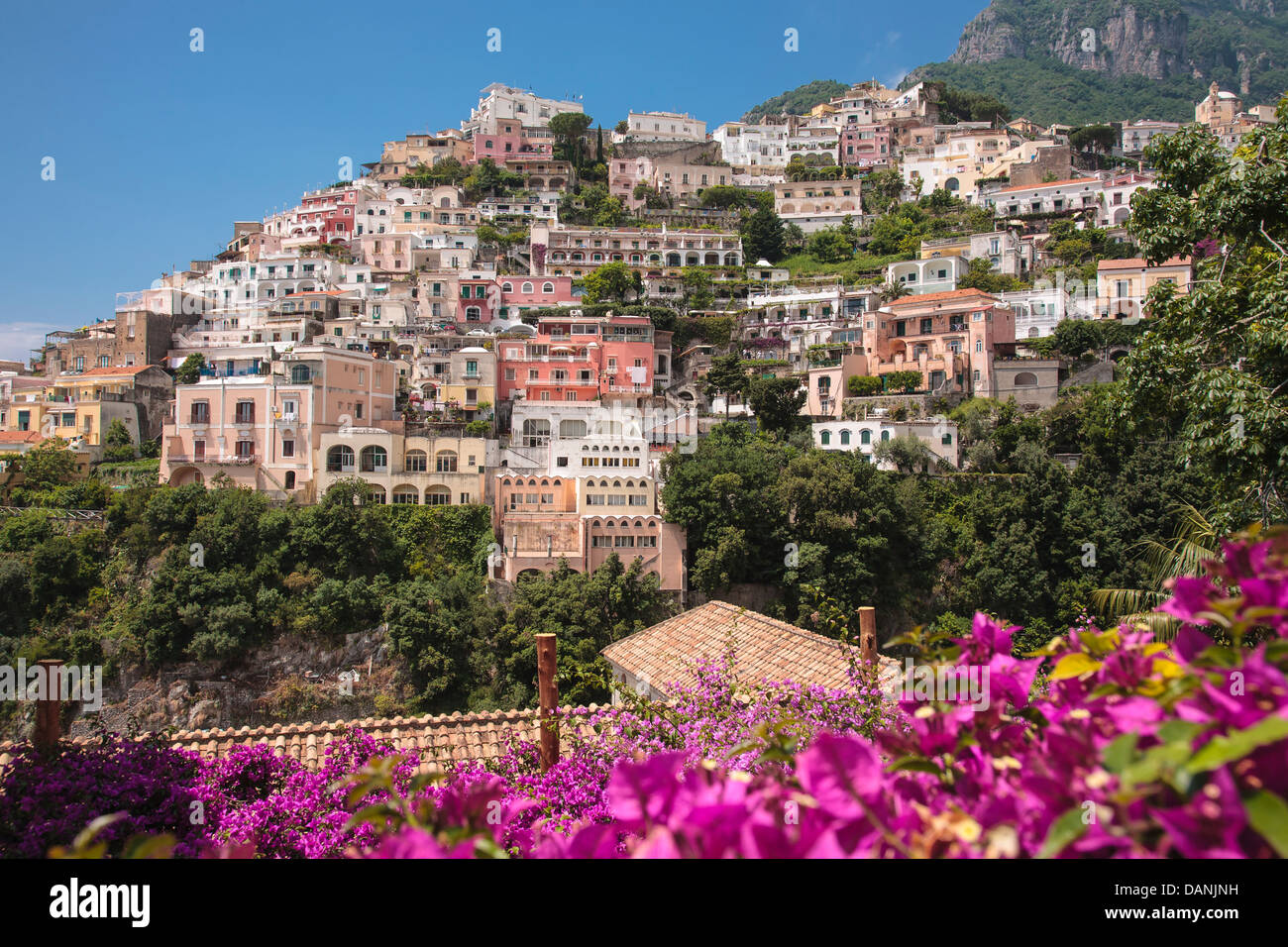 Il bellissimo borgo di Positano sulla Costiera Amalfitana in Italia. Foto Stock