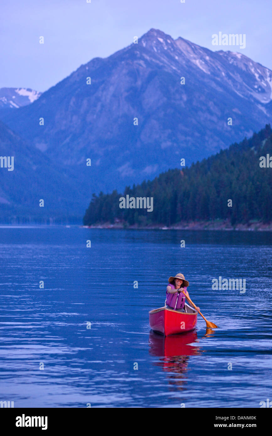 Donna in canoa in una serata estiva, Wallowa Lake, Oregon. Foto Stock