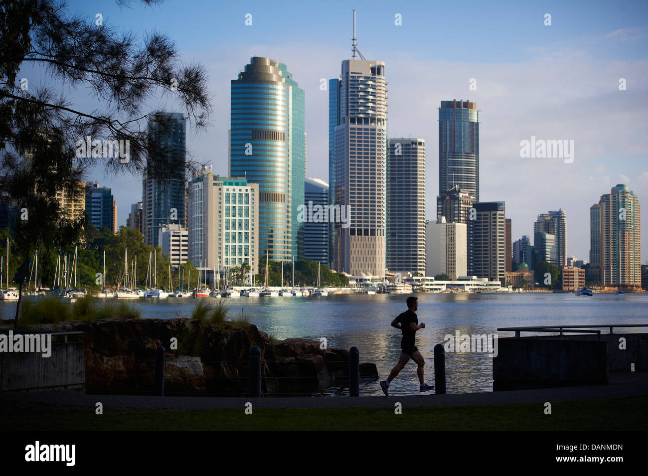 Pareggiatore con la città di Brisbane sfondo Foto Stock