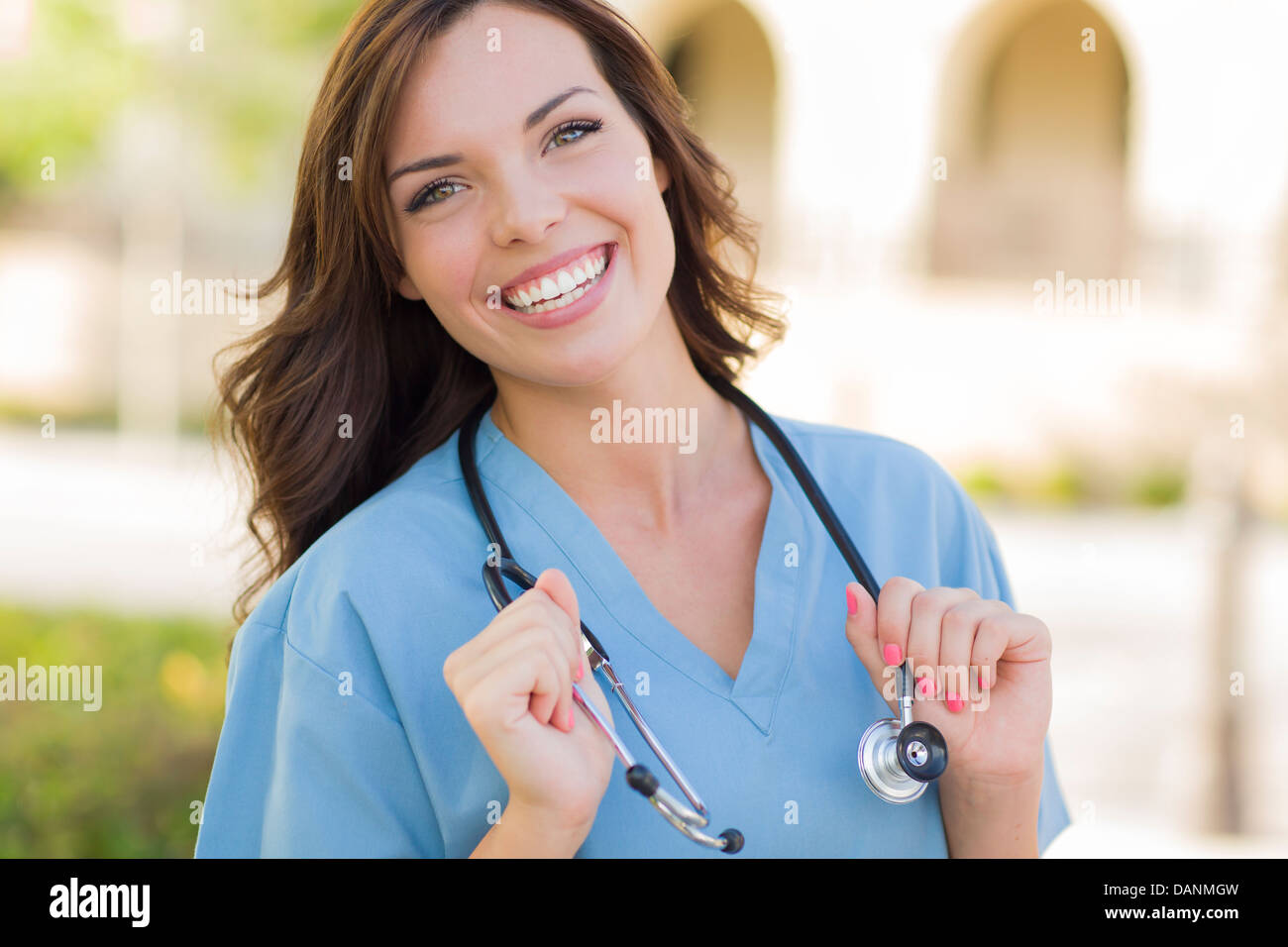 Attraente giovane donna adulta medico o infermiere ritratto all'esterno. Foto Stock