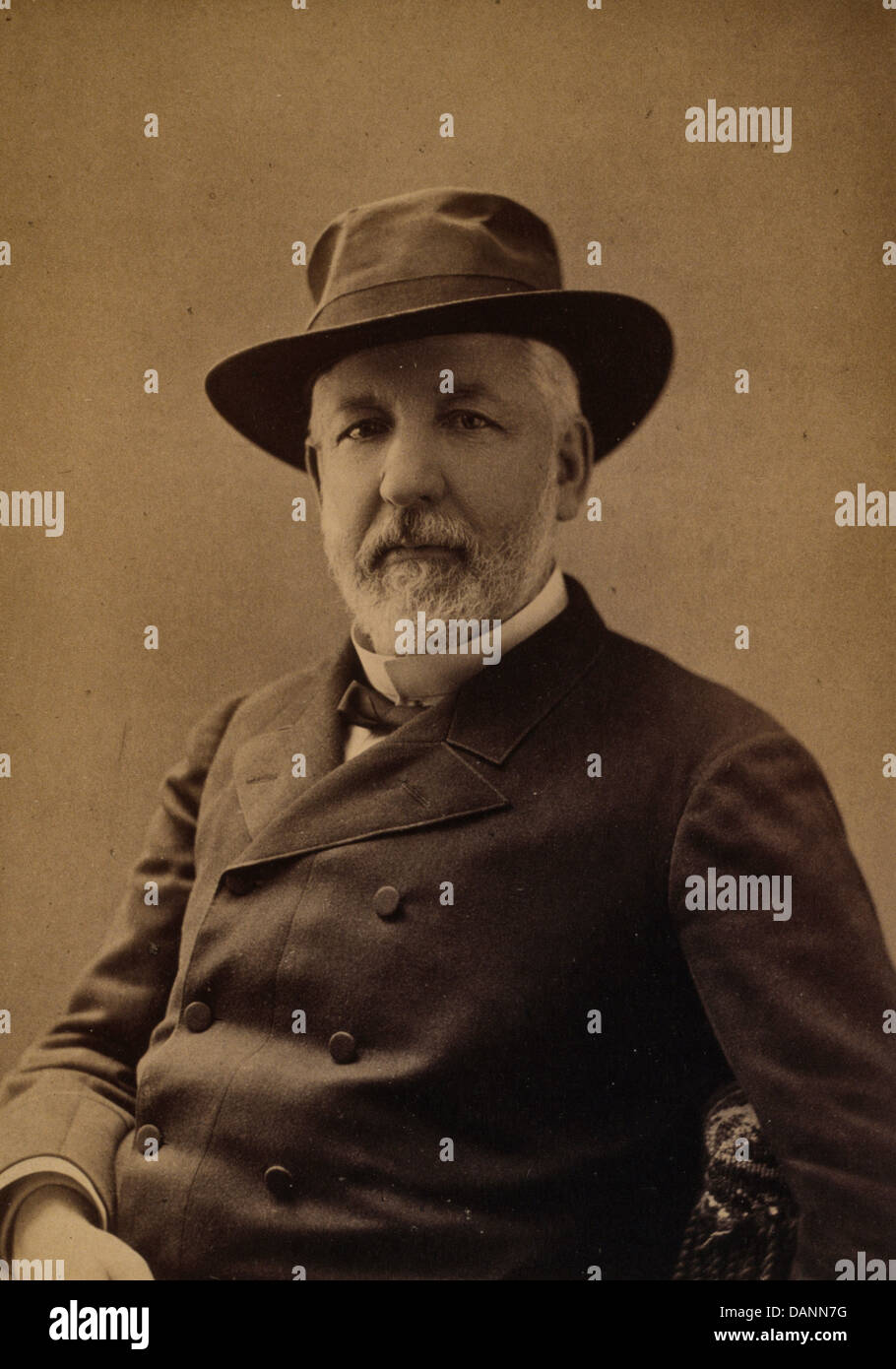 James G. Blaine, 1884 candidato presidenziale repubblicano, mezza lunghezza ritratto, seduto, indossando il cappello e il cappotto, rivolto verso la parte anteriore, 1884 Foto Stock