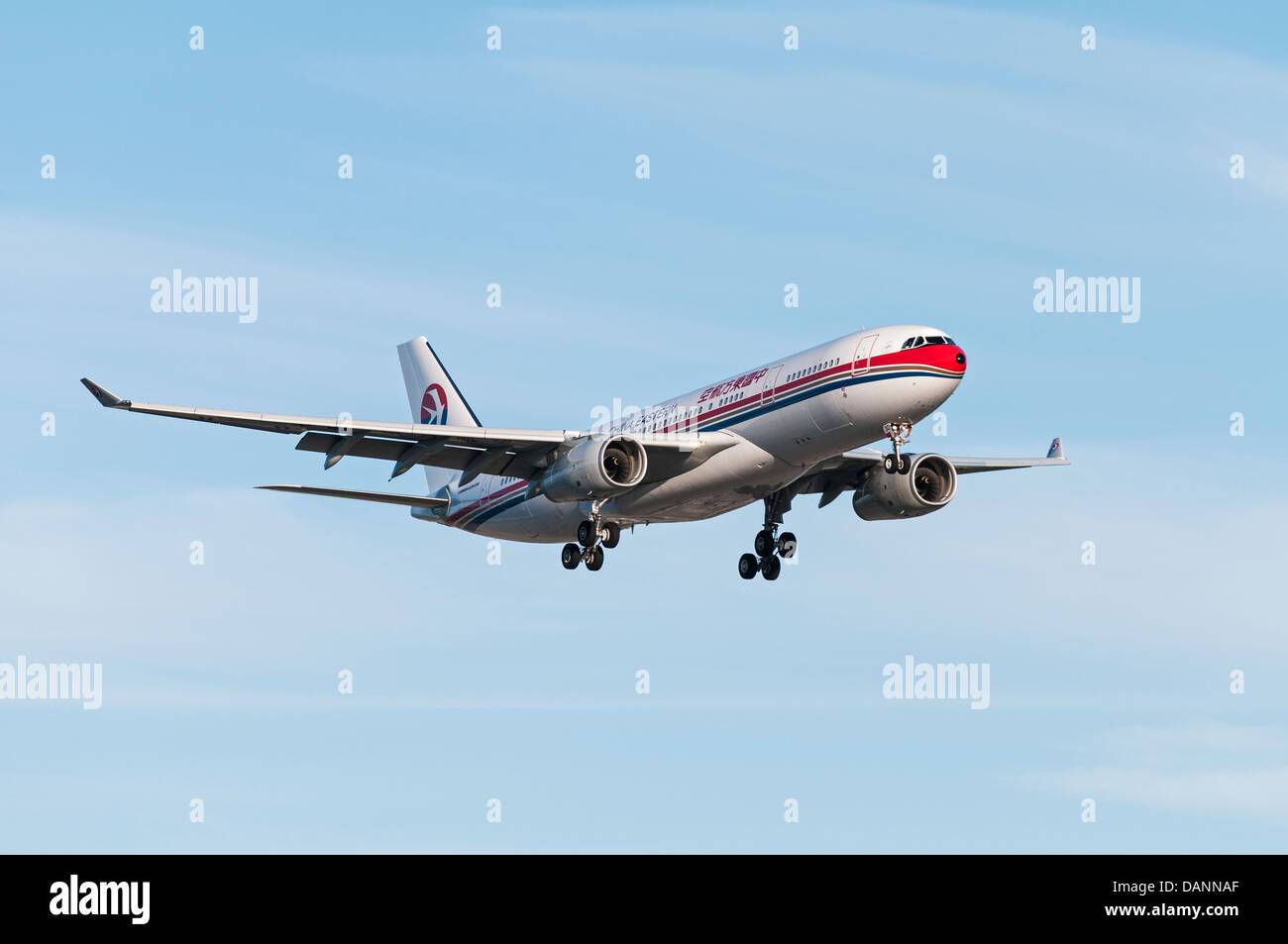 Una China Eastern Airlines Airbus A330-243 (B-5930) in volo e sull approccio finale per l'atterraggio all'Aeroporto Internazionale di Vancouver Foto Stock