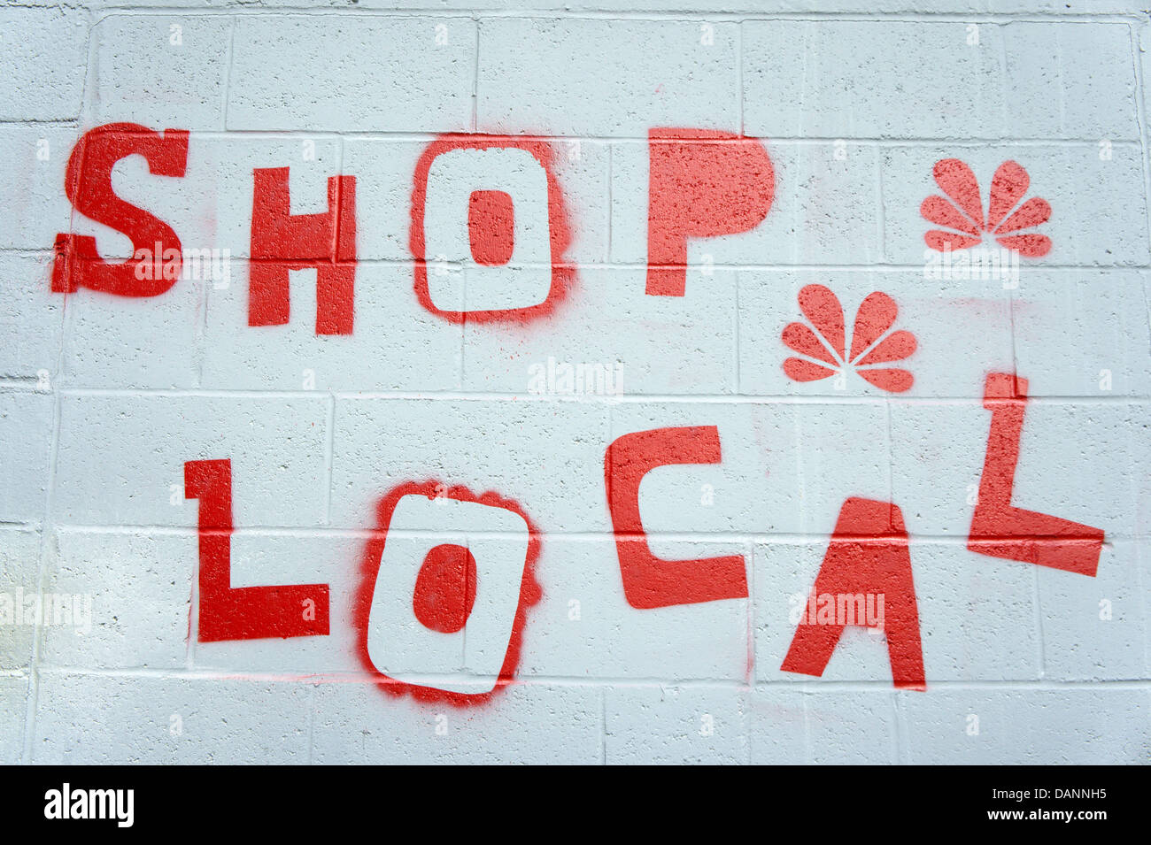 Shop segno locale dipinto sul muro di un edificio Foto Stock
