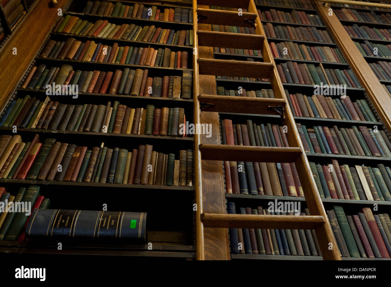 Vintage i libri sugli scaffali in libreria - USA Foto Stock