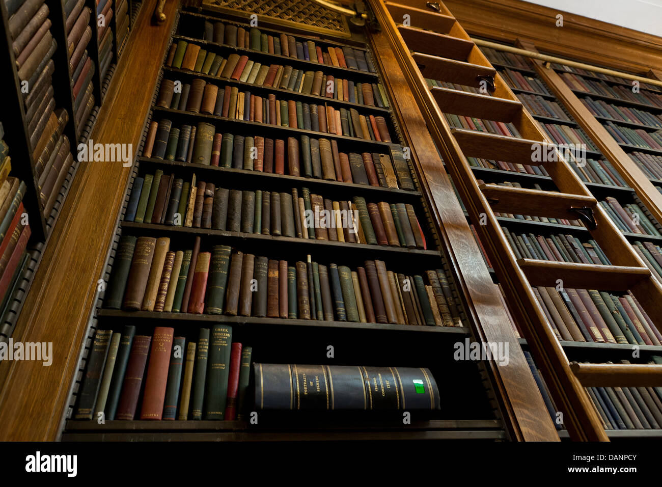 Vintage i libri sugli scaffali in libreria - USA Foto Stock