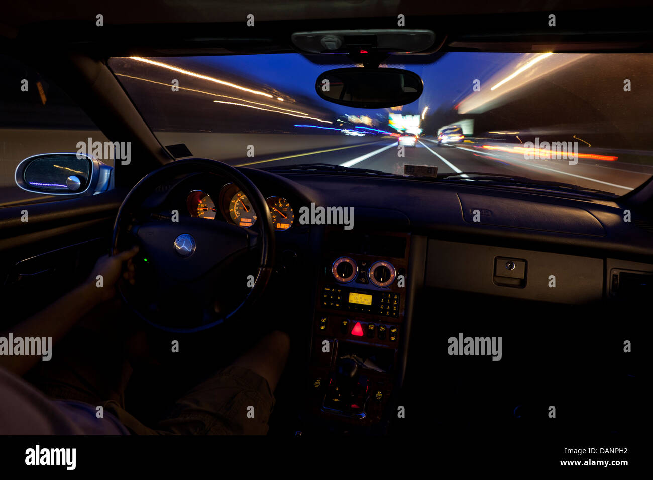 La guida notturna Foto Stock