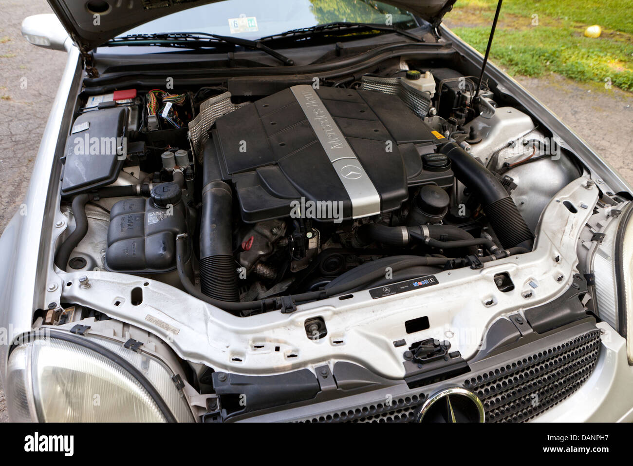 Cofano aperto dell'automobile Foto Stock