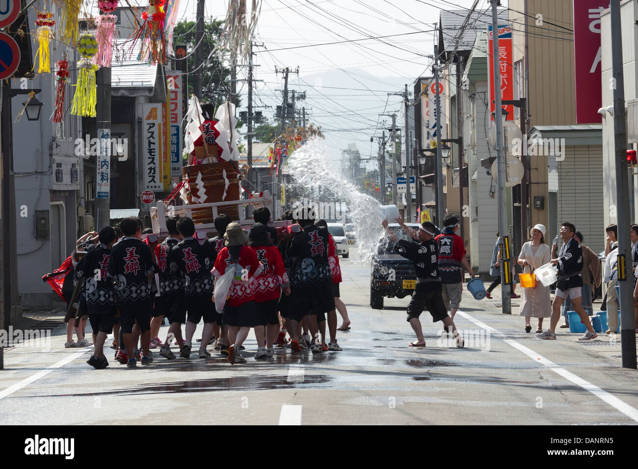 Il popolo giapponese partecipando Shimizu Festival dell'acqua a Misato Prefettura di Akita in Giappone durante il periodo estivo Foto Stock