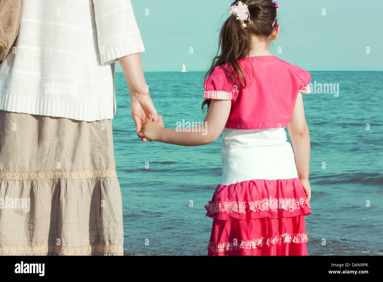 Madre e figlia bella guardando lo splendido mare Foto Stock