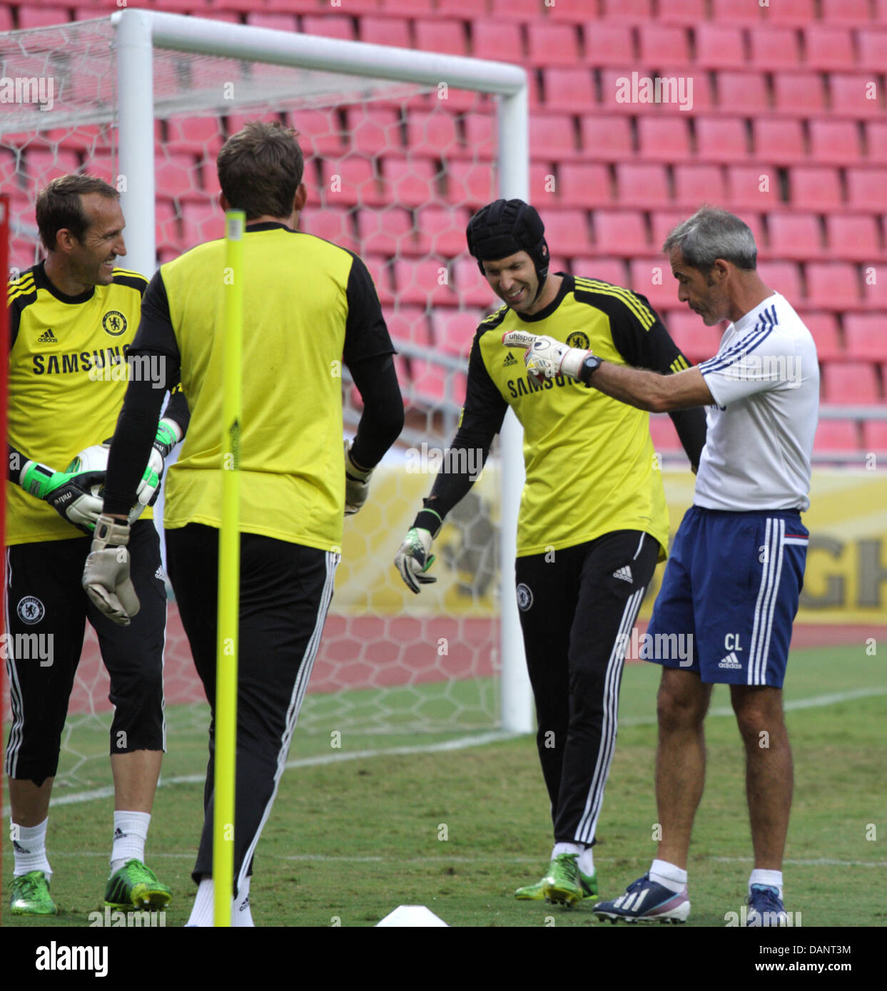 Bangkok, Tailandia. 16 Luglio, 2013. Petr Cech durante una sessione di formazione alla Stadio Rajamangala. Premier League inglese football team Chelsea, che hanno una partita amichevole con il Thai All-Star XI il 17 Luglio presso il Stadio Rajamangala, arrivati a Bangkok è arrivato a Bangkok nel 12 luglio, ha preso parte a una sessione di formazione e una conferenza stampa. Credito: Piti un Sahakorn/Alamy Live News Foto Stock