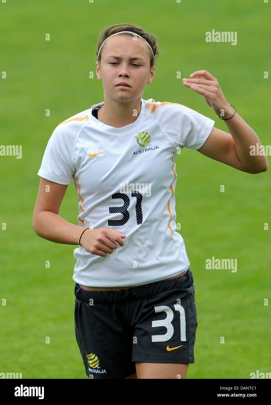 Caitlin Foord di Australia si riscalda durante una sessione di allenamento della squadra ad Augsburg, Germania 09 luglio 2011. In Australia si affaccia la Svezia nei quarti di finale della FIFA Coppa del mondo femminile in Augsburg il 10 luglio 2011. Foto: Andreas Gebert dpa Foto Stock