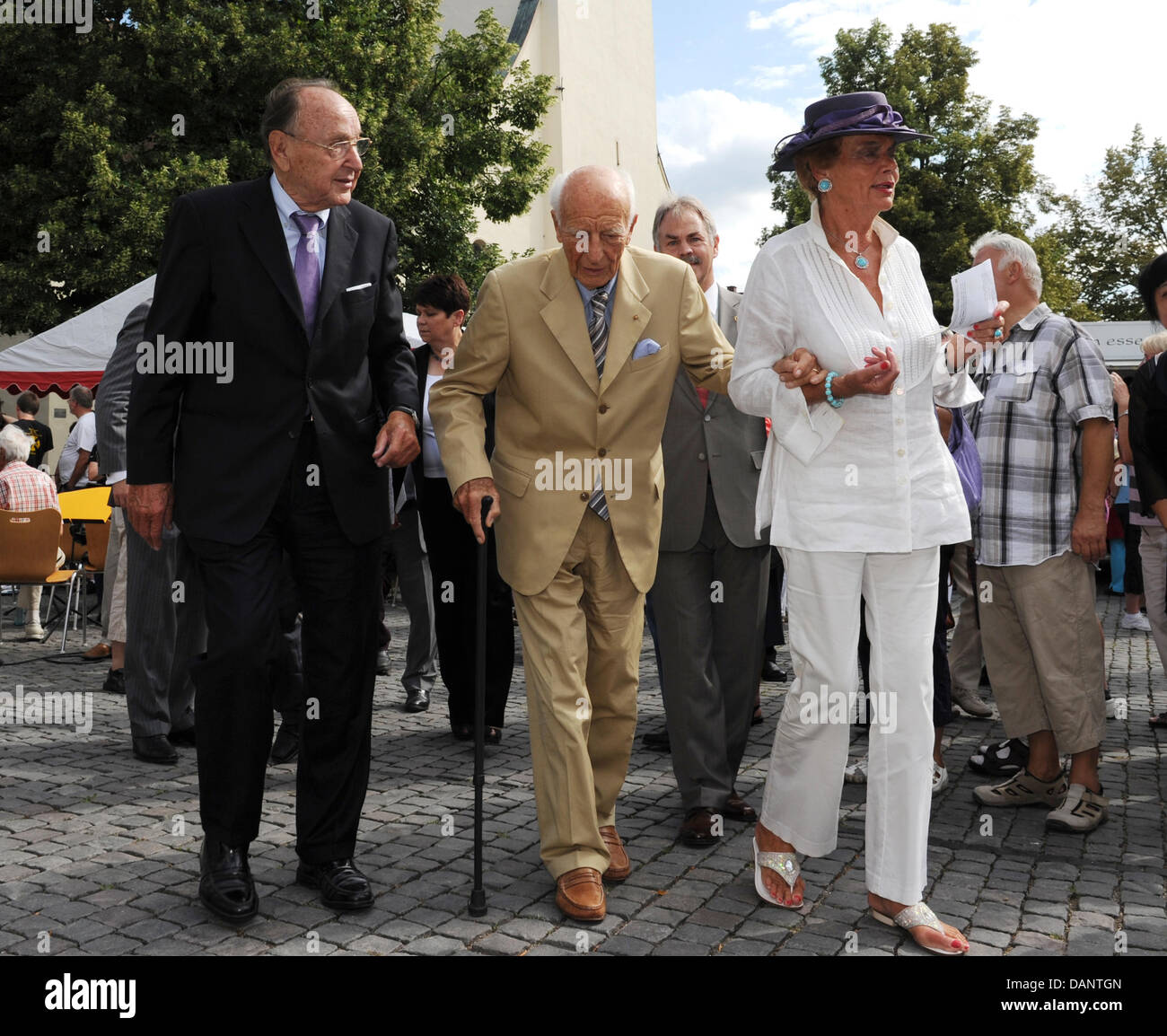 Ex Ministro degli Esteri Hans-Dietrich GENSCHER (L-R), ex Presidente tedesco Walter Scheel e sua moglie Barbara a piedi a un cittadino il ricevimento in occasione della Scheel 92del compleanno in Bad Krozingen, Germania, 09 luglio 2011. Circa 500 persone hanno celebrato con l ex presidente. Foto: Patrick seeger Foto Stock