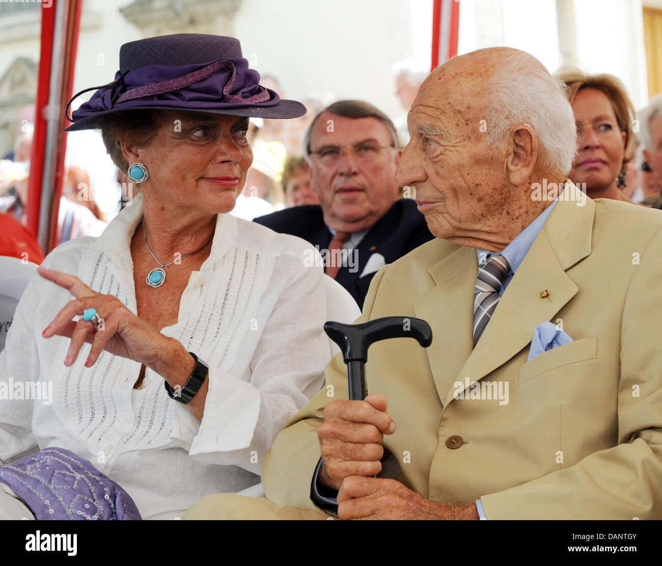 Fformer Presidente tedesco Walter Scheel e sua moglie Barbara a parlare tra di loro a un cittadino il ricevimento in occasione della Scheel 92del compleanno in Bad Krozingen, Germania, 09 luglio 2011. Circa 500 persone hanno celebrato con l ex presidente. Foto: Patrick seeger Foto Stock