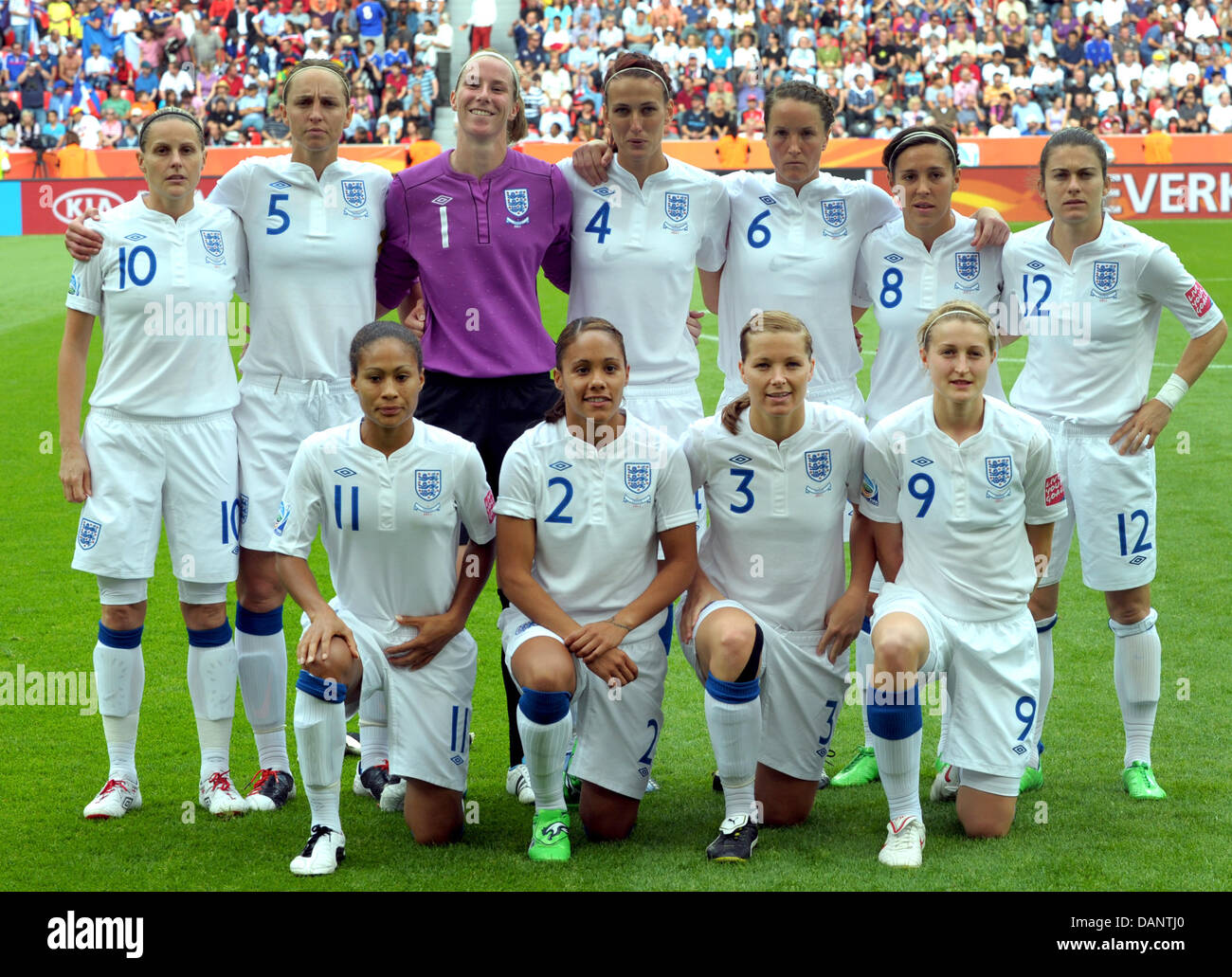 I giocatori di Inghilterra posano per una teamphoto prima ai quarti di finale di partita di calcio della FIFA Coppa del Mondo femminile tra Inghilterra e Francia alla Coppa del Mondo FIFA stadium di Leverkusen, Germania 09 luglio 2011. Indietro (L-R): Kelly Smith, Faye bianco, Karen Bardsley, Jill Scott, Casey Stoney, Fara Williams, Karen Carney, anteriore (L-R): Rachel Yankey, Alex Scott, Rachel Unitt, Ellen White. Foto: Foto Stock